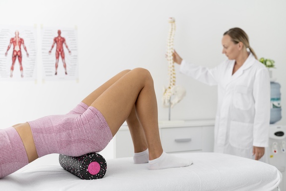 Woman doing physiotherapy treatment. Designed by Freepik.